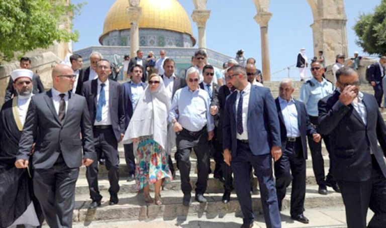 إسرائيل تستبيح باحة المسجد الأقصى وتمنع زيارته على الآخرين
