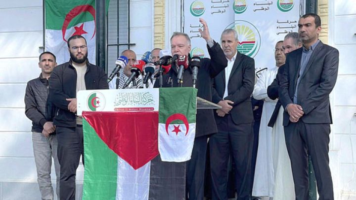 أحزاب وشخصيات وطنية في وقفة تضامنية مع الفلسطينين