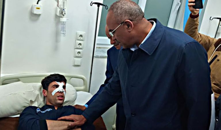 وزير الداخلية يتفقد الحالة الصحية للجرحى