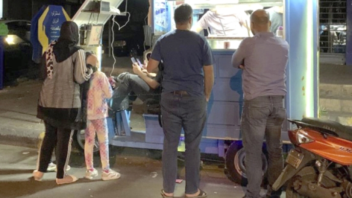 عربات الفشار والكريب والمرطبات.. مورد رزق أم تهديد صحي