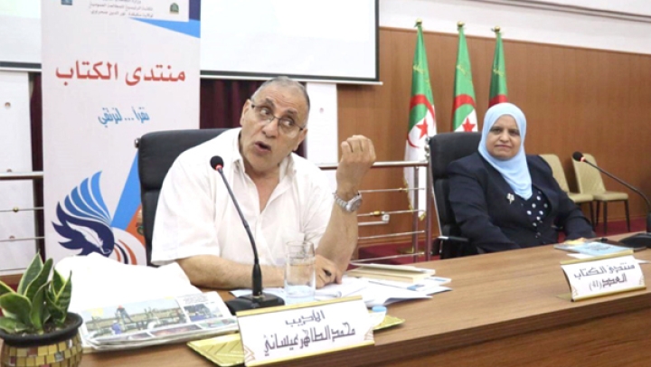 على الكاتب المساهمة في بناء الوطن