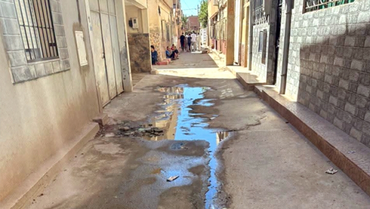 مياه الصرف تغرق طريق مسجد “ابن الخطاب”