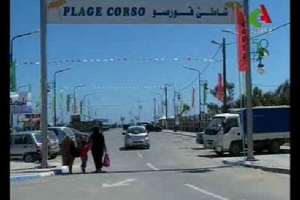 سكان قورصو الشاطئ يغلقون طريق النفق