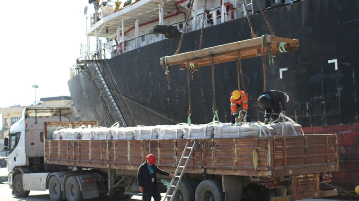 شحن 10 آلاف طن من الإسمنت نحو ليبيا