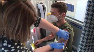 إقبال كبير للشباب على التطعيم خوفا من الفيروس المتحور