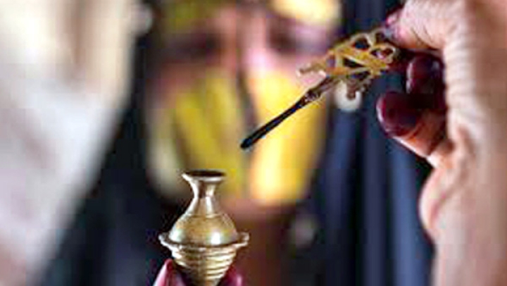 "الأثمد" أو الكحل... تاريخ عريق في يوميات سكان تندوف