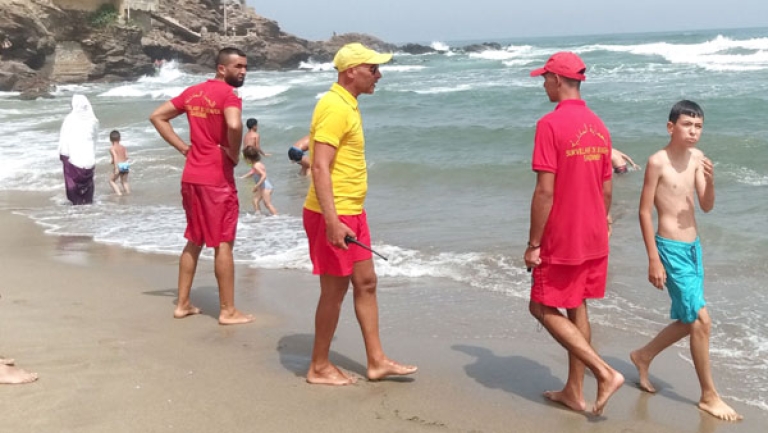 عمل في ظروف قاهرة.. حماية للأرواح وضمان أمن المصطافين