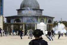  مواجهات بين المصلين الفلسطينيين وشرطة الاحتلال بالمسجد الأقصى
