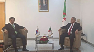 وزير الصناعة والإنتاج الصيدلاني، علي عون-سفير كوريا الجنوبية بالجزائر، يو كي جون