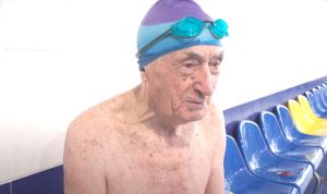 عمره 93 عاما.. يحرز لقبا عالميا  في السباحة!
