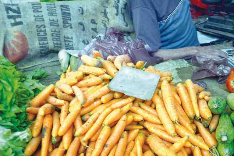 أسعار الخضر والفواكه تأبى النزول للمعقول