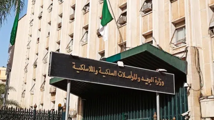 وضع محطات متنقلة لدعم شبكة الهاتف والأنترنت