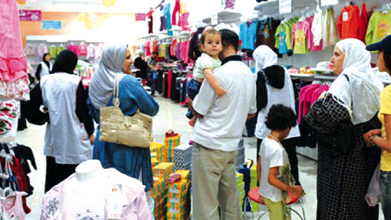 محلات بيع ملابس العيد تزدحم بالعائلات