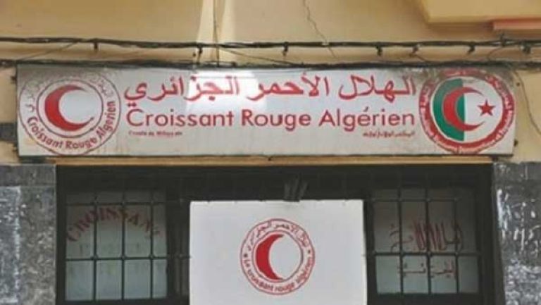 الهلال الأحمر الجزائري يوزع 20 ألف كمامة على عدة مؤسسات