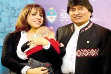 عضوة في البرلمان الأرجنتيني ترضع طفلتها أثناء الجلسة