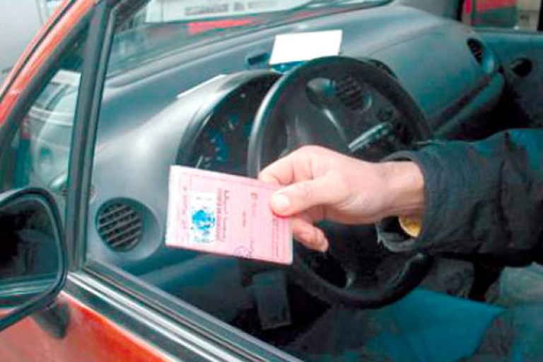 سحب 400 رخصة سياقة