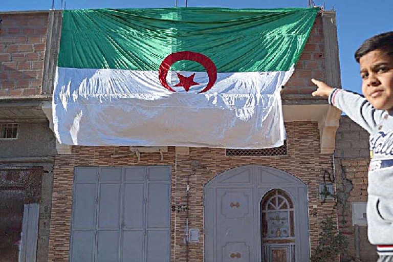 سيدة تبهر المواطنين بأكبر علم وطني