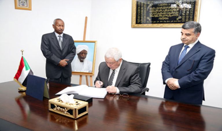 بن صالح يوقع على سجل التعازي