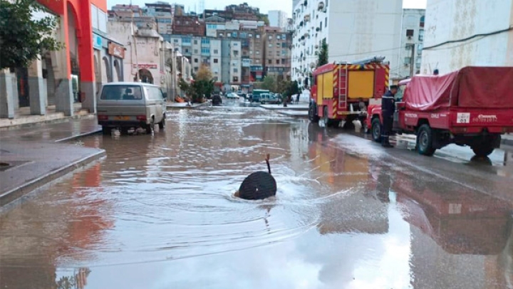 السيول تغرق العديد من أحياء البلديات