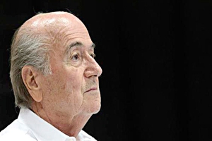 بلاتر يجري جراحة