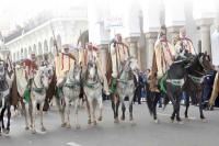 الخيالة والبارود يصنعان الحدث والمرأة حاضرة بزيها التقليدي