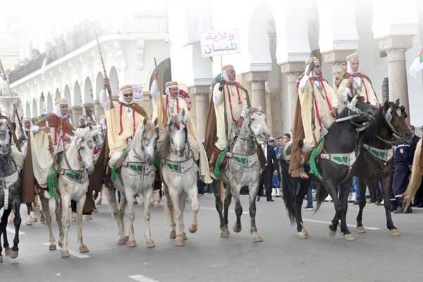 الخيالة والبارود يصنعان الحدث والمرأة حاضرة بزيها التقليدي