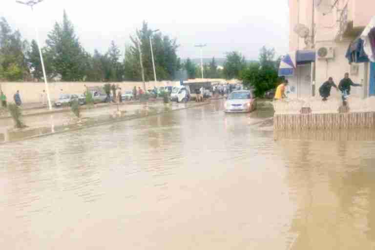 أمطار رعدية تشل حركة السير وتكشف عيوب المدينة
