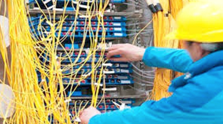 مشاريع واعـدة للربط بالألياف  البصرية ومحطات الهاتف النقـال