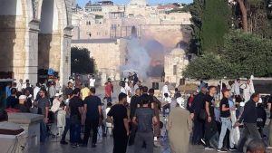 اشتباكات عنيفة بين المصلين الفلسطينيين وقوات الاحتلال الإسرائيلي