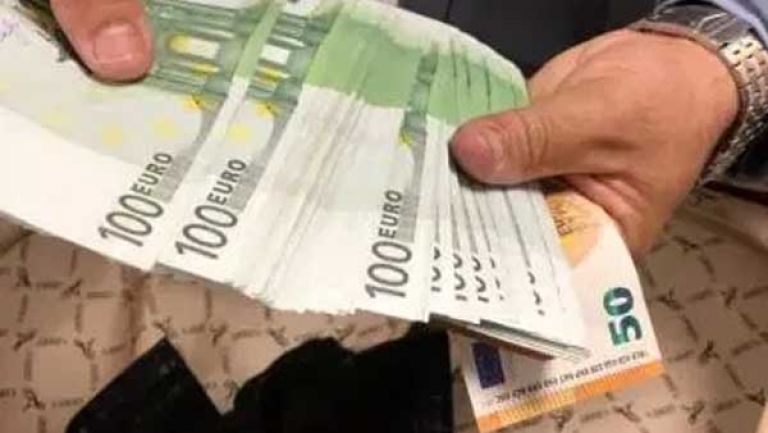 إحباط محاولة تهريب 82640 أورو و15540 دولار