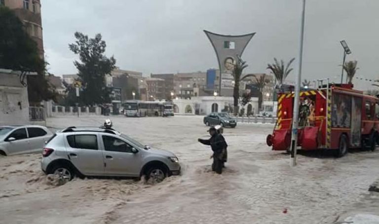 أمطار طوفانية وسيول تعم النسيج العمراني