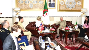 الفريق أول السعيد شنقريحة، رئيس أركان الجيش الوطني الشعبي-سفيرة الولايات المتحدة الأمريكية بالجزائر، السيدة إيليزابيت مور أوبين