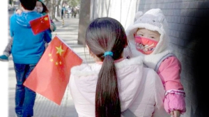 بكين تمدّد إجازة الأمومة والأبوّة