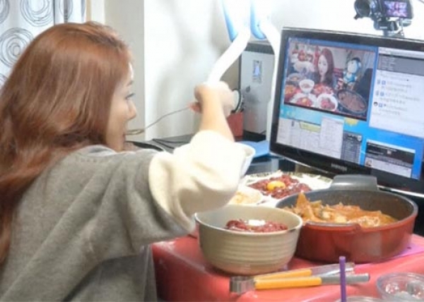 كورية تحضر الطعام وتأكله!