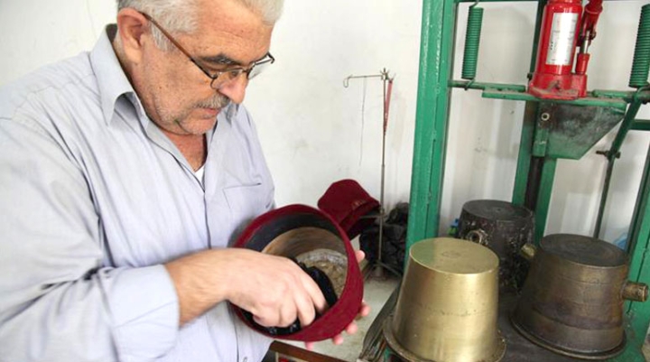 الطربوش العنابي.. قبعة الذاكرة ووسم المدينة