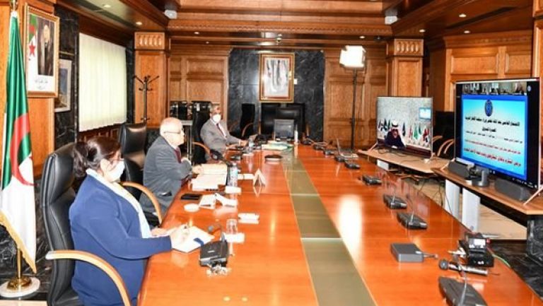 دعوة الدول العربية النفطية إلى تكثيف التنسيق وتبادل المعلومات
