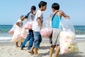 شواطئ تتحول إلى فضاء للباعة المتجولين