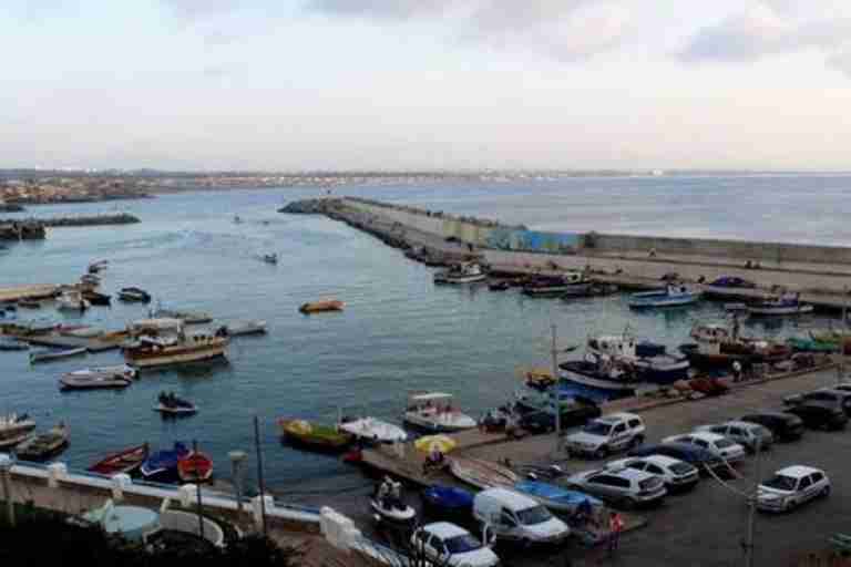 إقبال كبير للمصطافين بميناء الجميلة بالعاصمة