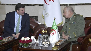 رئيس أركان الجيش الوطني الشعبي، الفريق أول السعيد شنقريحة- جايمس ستيفان هيبي، وزير الدولة المكلّف بالقوات المسلحة البريطانية