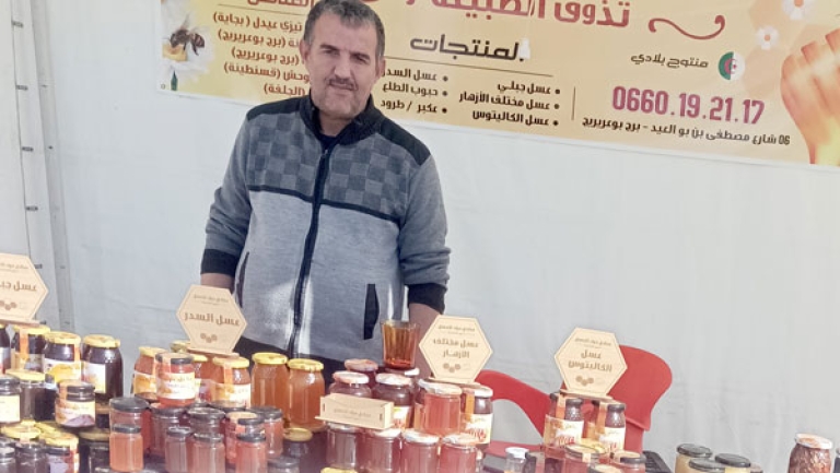المستهلك يكتفي بتذوّق العسل ومشاهدة الأنواع المعروضة