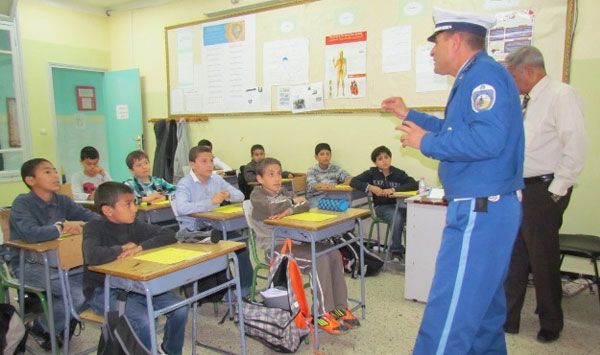 الشرطة تقدم حصصا توعوية للتلاميذ