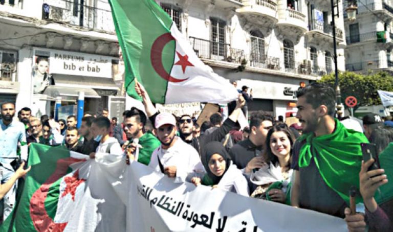 المطالبة بتغيير النظام ومواصلة محاسبة رؤوس الفساد