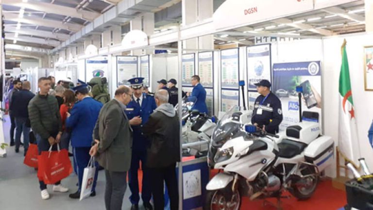 توافد كبير للزوار على جناح الأمن الوطني