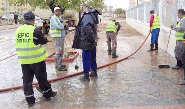 مؤسسات النظافة في وهران تهدد بالعودة للاحتجاج