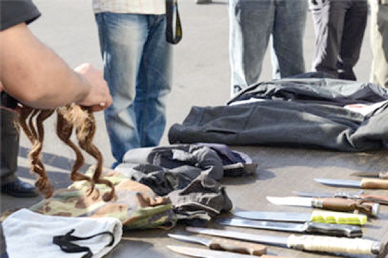 عصابة بحوزتها 38 سلاحا أبيض وكلاشنيكوف