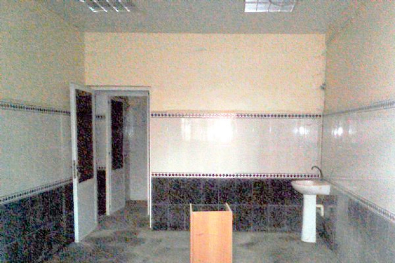 تجهيزات طبية عرضة للتلف بقاعة علاج