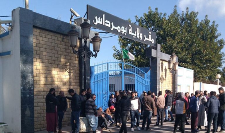 التجار يطلبون مهلة لاسترجاع أموالهم