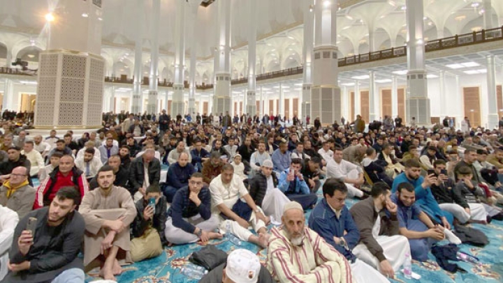 50 ألف مصل في أول جمعة رمضانية بجامع الجزائر
