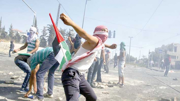 إسرائيل تعاقب كل فلسطيني يرمي حجارة بعشرين سنة سجنا 