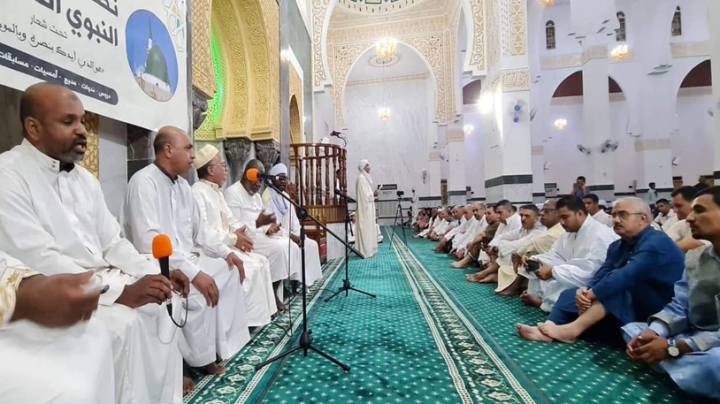 تزيين المساجد بالأعلام الوطنية وتعاقب الخطباء على المنابر